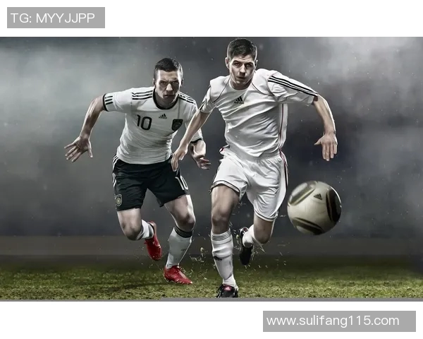 足球明星夏日狂欢晒游泳照展现阳光魅力与运动风采